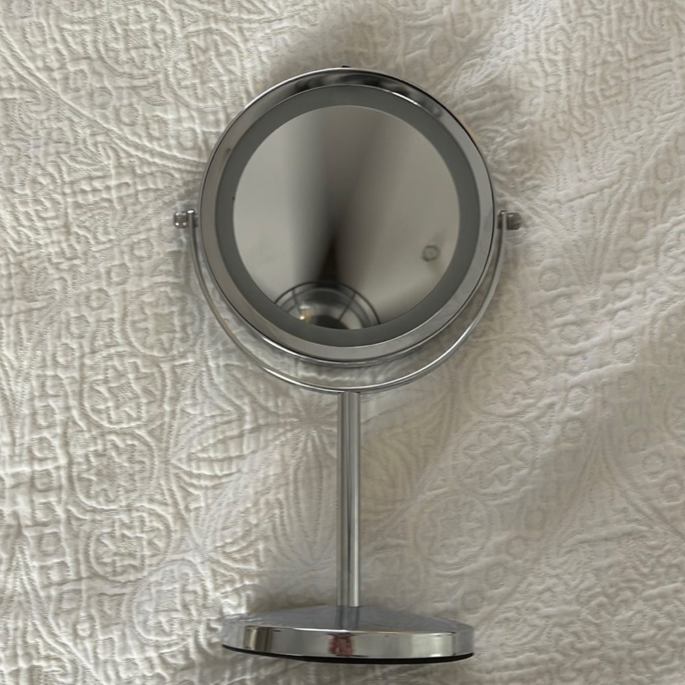 Magnifying/ light makeup mirror